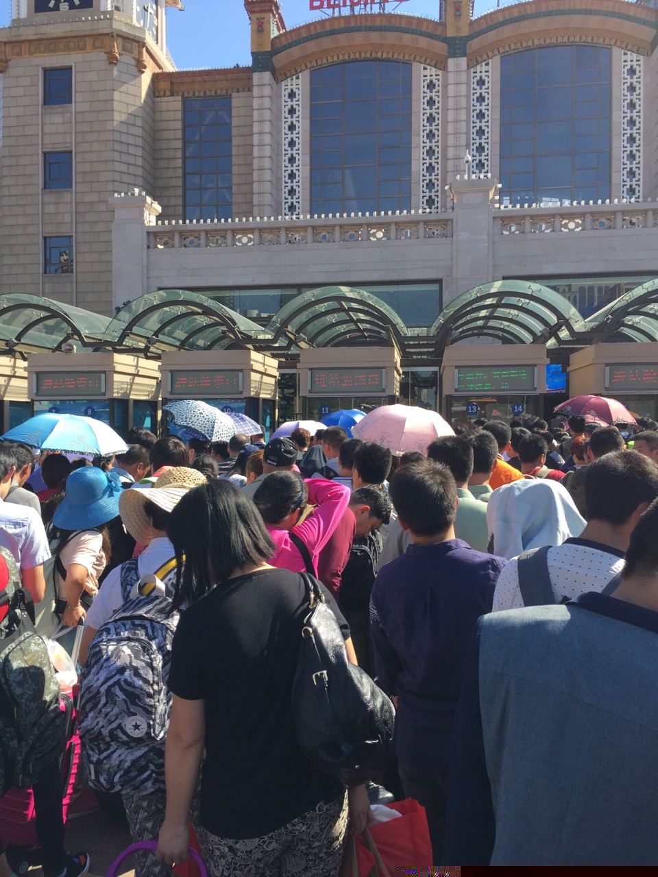 从入站口到真正站在进站的队伍最后，没有一个小时进不去，这是惯例。